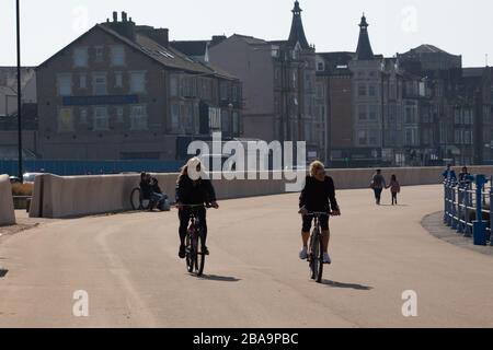 Morecambe Promenade, Morecambe Lancashire, Großbritannien. März 2020. Morecombe Einwohner unsere für ihre einmalige Bewegung und soziale Distanzierung auf der Promenade bei morecambe Credit: Photographing North/Alamy Live News Stockfoto