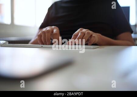 Nahaufnahme der männlichen Hände, die mit der Tastatur tippen Stockfoto