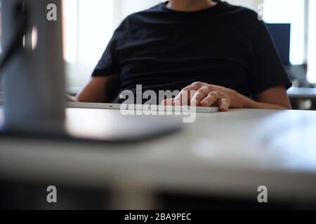 Nahaufnahme der männlichen Hände, die mit der Tastatur tippen Stockfoto