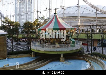 Attraktionen in Tokyo Dome City, der beliebte Vergnügungspark in Tokio, wurden geschlossen, um die Verbreitung neuartiger Coronavirus-Infektionen zu verhindern. Stockfoto