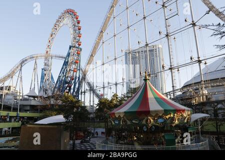 Attraktionen in Tokyo Dome City, der beliebte Vergnügungspark in Tokio, wurden geschlossen, um die Verbreitung neuartiger Coronavirus-Infektionen zu verhindern. Stockfoto