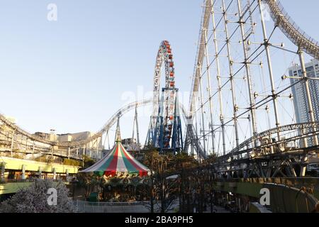 Attraktionen in Tokyo Dome City, der beliebte Vergnügungspark in Tokio, wurden geschlossen, um die Verbreitung neuartiger Coronavirus-Infektionen zu verhindern. Stockfoto