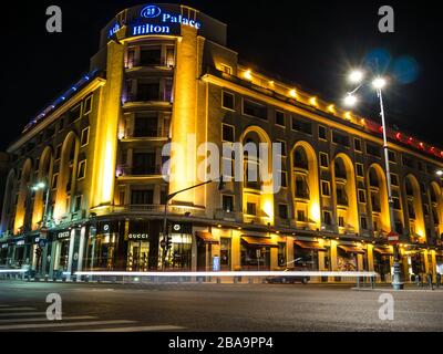 Bukarest/Rumänien - 03.21.2020: Palace Hilton Bukarest in der Nacht. Wichtiges Hotel im Zentrum von Bukarest. Stockfoto