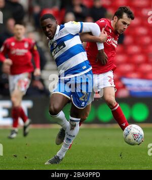 Der helle Osayi-Samuel-Kampf der Queens Park Rangers um den Ball ist der Yuri Ribeiro (rechts) von Nottingham Forest Stockfoto