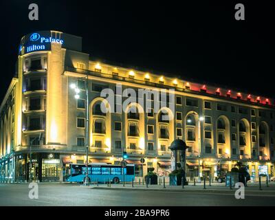 Bukarest/Rumänien - 03.21.2020: Palace Hilton Bukarest in der Nacht. Wichtiges Hotel im Zentrum von Bukarest. Stockfoto