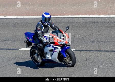 Honda CBR Fireblade Motorradfahrer; Fahrzeugverkehr, Zweiradtransport, moderne Fahrzeuge, Motorräder, Fahrzeug, Straßen, Motorradfahrer, die auf der Autobahn M6 in Chorley, Großbritannien fahren Stockfoto