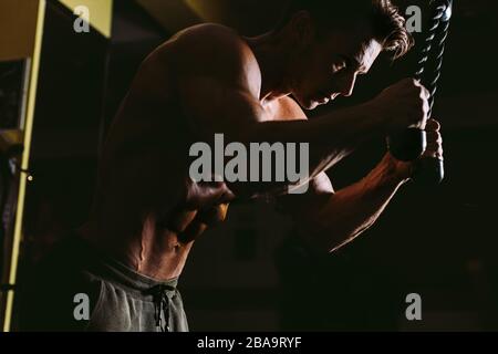 Mann Workout Verdrehübungen für abs. Bodybuilder Bauchtraining im Fitnessstudio. Effektive abs-Drehübungen Stockfoto