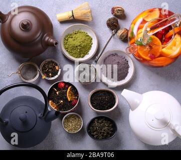 Natürliche organische Auswahl schwarzer und grüner Tee Stockfoto