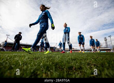 Allgemeiner Blick auf Brighton und Hove Albion Spieler, die sich vor dem Spiel aufwärmen Stockfoto