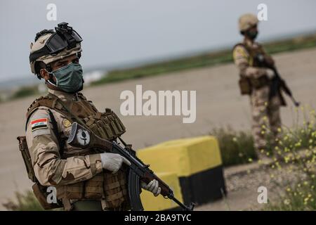 Mossul District, Irak. März 2020. Irakische Soldaten der Armee stehen während der Auszugsfeier von der Qayyarah-Luftwaffenstützpunkt Wache. DIE US-Streitkräfte haben die Kontrolle über das Qayyarah Airfield West (Q-West) offiziell an die irakischen Sicherheitskräfte (ISF) übergeben, als Teil der anhaltenden Koalitionsklawine im Irak. Credit: Ameer Al Mohammadaw / dpa / Alamy Live News Stockfoto