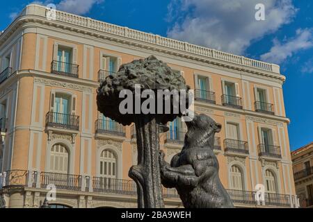 Puerta del sol,Madrid,Spanien;16. September 2018:typische Statue des Zentrums von Madrid der Bären und der Madroño aus Metall und Hintergrund eine alte Stockfoto