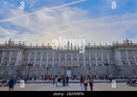 Palacio Real, Madrid, Spanien; 16. September 2018: Panoramablick auf den Königspalast mit Menschen und Bummel an einem sonnigen Tag in Madrid, Spanien Stockfoto