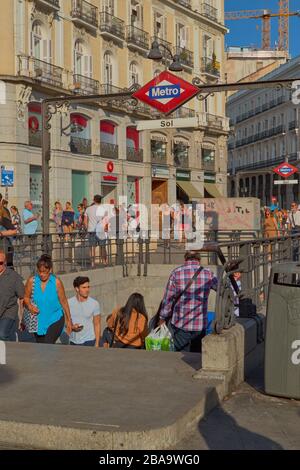 Puerta del sol,Madrid,Spanien;16. September 2018: Bild der U-Bahn-Station Sol mit Menschen, die alte Gebäude in Puerta anfahren und in den Hintergrund treten Stockfoto