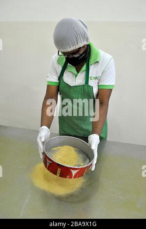 Sri Lanka, Monaragala, Gewürzfabrik, Ingwersiebung Stockfoto