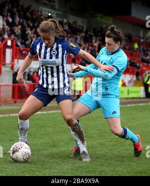 Brighton und Hove Albion Maya Le Tissier und Tottenham Hotspur Lucy Quinn in Aktion Stockfoto