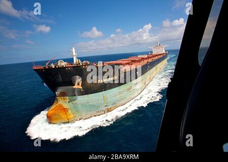 Der Bulk-Carrier Panormos, der im Great Barrier Reef, Australien, unterwegs ist. Stockfoto