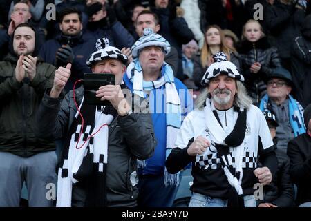 Die Fans von Coventry City sind auf den Tribünen gut gelaunt Stockfoto