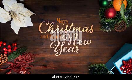 Frohe Weihnachten und frohe Neujahr beste Wünsche auf einem Holzhintergrund mit dekorativen horizontalen Blick für soziale Medien und Website-Startseite, Tagebuchseiten, Stockfoto