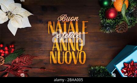 "Buon Natale e felice Anno Nuovo" t.i. Frohe Weihnachten und frohes neues Jahr in italienischer Sprache auf Holzhintergrund mit dekorativen horizontalen Blick f Stockfoto