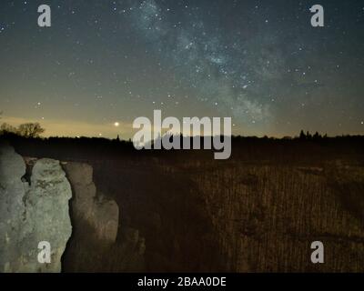 Fantastischer Sternenhimmel. Kletterfelsen im Forground Stockfoto