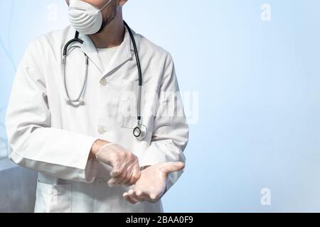 COVID 19 Concept stoppen. Junger Arzt in medizinischer Uniform mit einer schützenden Gesichtsmaske und Handschuhen, die Stop Hands Geste für Stop Coronavirus Ausbruch zeigen Stockfoto
