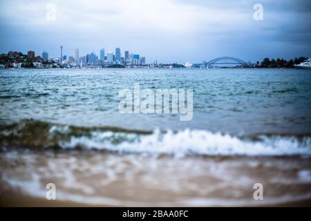 Eine ungewöhnliche Aussicht auf die Bucht von Sydney, den Darling Harbour und die Sydney Harbour Bridge, Queens Beach, Australien Stockfoto