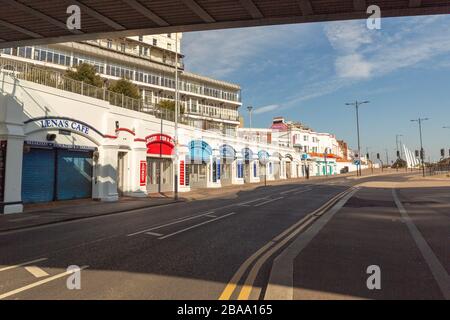 Southend-on-Sea, Großbritannien. März 2020. Eine Reihe von geschlossenen und verschlossenen Cafés und Geschäften entlang der Marine Parade in Southend-on-Sea während der Coronavirus-Pandemie. Die normalerweise befahrene Küste ist verlassen und es sind keine Fußgänger oder Fahrzeuge zu sehen. Dieses Bild spiegelt die Auswirkungen von COVID-19 auf lokale Unternehmen, den Tourismus und das öffentliche Leben wider und hebt Maßnahmen zur sozialen Distanz und wirtschaftliche Störungen in einer Küstenstadt hervor. Penelope Barritt/Alamy Live News Stockfoto