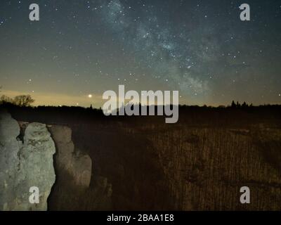 Fantastischer Sternenhimmel. Kletterfelsen im Forground Stockfoto