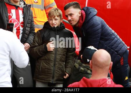 Jack Grealish (rechts) von Aston Villa posiert vor dem Spiel für ein Foto mit einem Anhänger Stockfoto