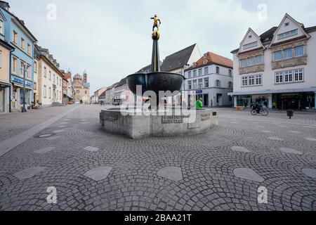 In Speyerer, Deutschland. März 2020. Nur wenige Menschen spazieren in der Fußgängerzone vor dem Speyerer Dom. Credit: Uwe Anspach / dpa / Alamy Live News Stockfoto