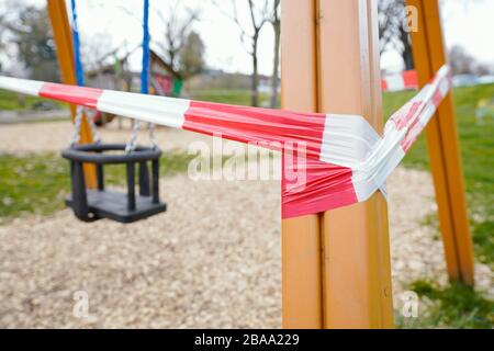 In Speyerer, Deutschland. März 2020. Auf einem Spielplatz wird ein Absperrband um eine Schaukel gespannt. Credit: Uwe Anspach / dpa / Alamy Live News Stockfoto