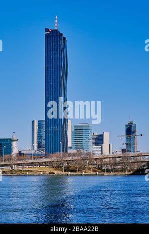 Wien, Österreich - 20. Februar 2020: Die Donaustadt Danube City ist ein modernes Viertel mit Wolkenkratzern und Geschäftszentren in Wien, Österreich. Stockfoto