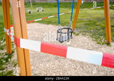 In Speyerer, Deutschland. März 2020. Auf einem Spielplatz wird ein Absperrband um eine Schaukel gespannt. Credit: Uwe Anspach / dpa / Alamy Live News Stockfoto