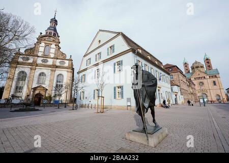 In Speyerer, Deutschland. März 2020. Nur wenige Menschen sind in der Fußgängerzone vor dem Speyerer Dom, die an einer Skulptur mit dem Titel "Pilger auf dem Weg nach Santiago de Compostela" arbeiten. Credit: Uwe Anspach / dpa / Alamy Live News Stockfoto