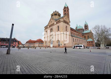 In Speyerer, Deutschland. März 2020. Nur wenige Menschen spazieren in der Fußgängerzone vor dem Speyerer Dom. Credit: Uwe Anspach / dpa / Alamy Live News Stockfoto