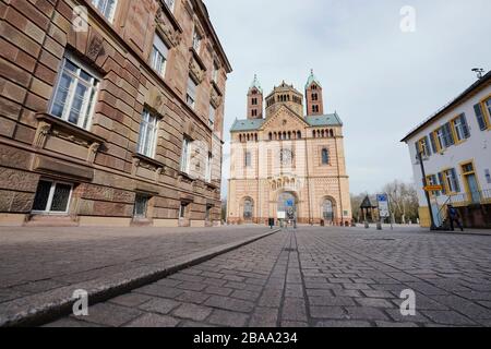 In Speyerer, Deutschland. März 2020. Nur wenige Menschen spazieren in der Fußgängerzone vor dem Speyerer Dom. Credit: Uwe Anspach / dpa / Alamy Live News Stockfoto