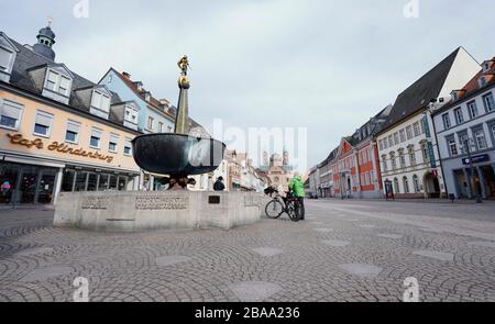 In Speyerer, Deutschland. März 2020. Nur wenige Menschen spazieren in der Fußgängerzone vor dem Speyerer Dom. Credit: Uwe Anspach / dpa / Alamy Live News Stockfoto