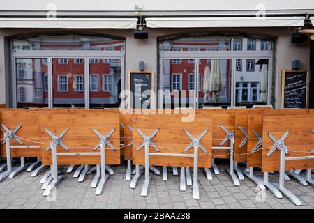 In Speyerer, Deutschland. März 2020. Zusammengeklappte Tische stehen vor einem Restaurant in der Fußgängerzone. Credit: Uwe Anspach / dpa / Alamy Live News Stockfoto