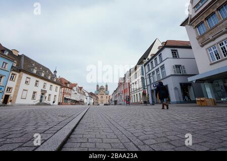 In Speyerer, Deutschland. März 2020. Nur wenige Menschen spazieren in der Fußgängerzone vor dem Speyerer Dom. Credit: Uwe Anspach / dpa / Alamy Live News Stockfoto