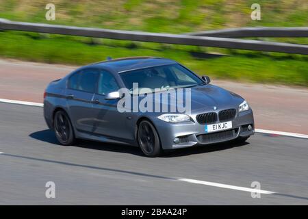 2011 BMW 525D M Sport Auto; UK Fahrzeugverkehr, Straßenverkehr, moderne Fahrzeuge, Salonwagen, Fahrzeugfahren, Straßen & Motoren, Fahren auf der Autobahn M61 in südlicher Richtung Stockfoto