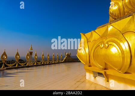 Panoramaansicht Himmel. Blick von einem buddhistischen Tempel Stockfoto