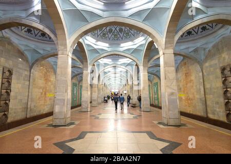 U-Bahnhof Alisher Navoi in Taschkent, Usbekistan. Dem gleichnamigen muslimischen Dichter zu Ehren. U-Bahn-Bahnsteig mit symmetrischer Kuppeldecke gebaut. Stockfoto