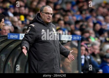 Leeds United-Manager Marcelo Bielsa reagiert auf die Touchline Stockfoto