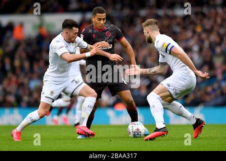 Andy Rinomhota von Reading im Einsatz gegen Liam Cooper von Leeds United und Jack Harrison von Leeds United Stockfoto