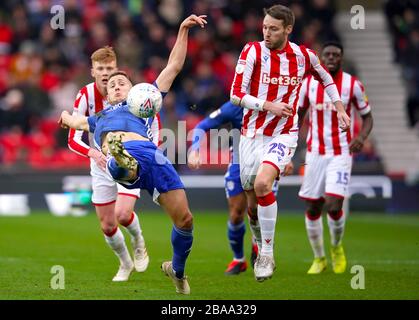 Cardiff City will Vaulks (links) und Stoke City's Nick Powell kämpfen um den Ball Stockfoto