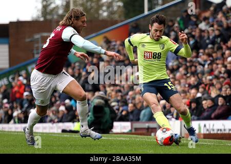 Adam Smith von AFC Bournemouth übernimmt Jeff Hendrick von Burnley Stockfoto