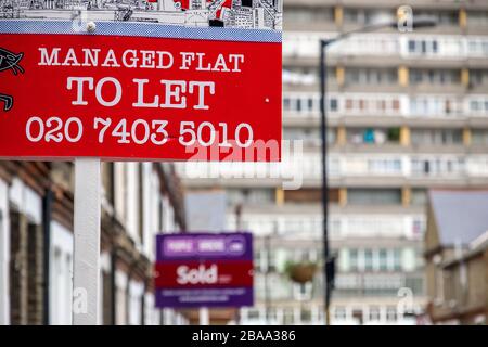 London, Großbritannien - 9. Dezember 2019 - UM auf der Londoner Straße mit einem council Block Aylesbury Estate im Hintergrund unterschreiben ZU LASSEN Stockfoto