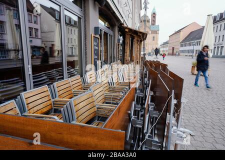 In Speyerer, Deutschland. März 2020. Tische und Stühle werden vor einem Restaurant in der Fußgängerzone hochgeklappt. Credit: Uwe Anspach / dpa / Alamy Live News Stockfoto