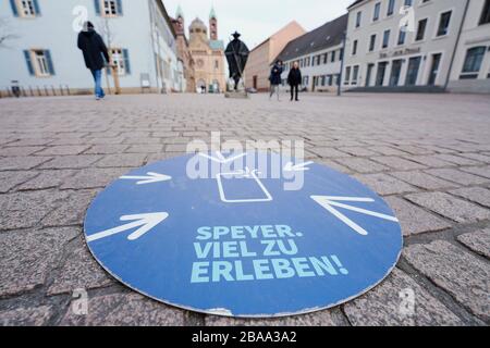 In Speyerer, Deutschland. März 2020. Ein Schild mit der Aufschrift "peyer - Viel zu erleben!" (Speyerer - viel zu erleben) ist in der Fußgängerzone vor dem Speyerer Dom am Boden befestigt. Credit: Uwe Anspach / dpa / Alamy Live News Stockfoto