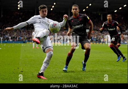 Pablo Hernandez von Leeds United überwindet den Ball hinter dem Lesekommer Andy Rinomhota Stockfoto